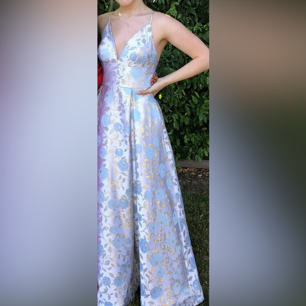 Uniquely beautiful floral gown that is so flattering!!